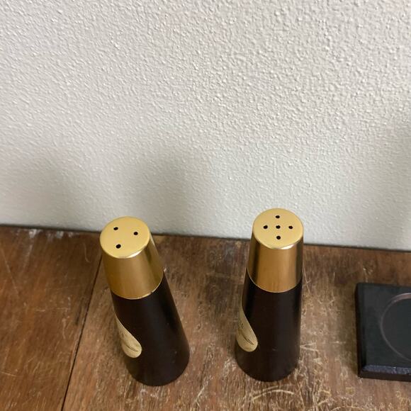 Mid Century Modern 3 PC Black Gold Wichita Kansas Salt Pepper Shakers Souvenir - Picture 4 of 8